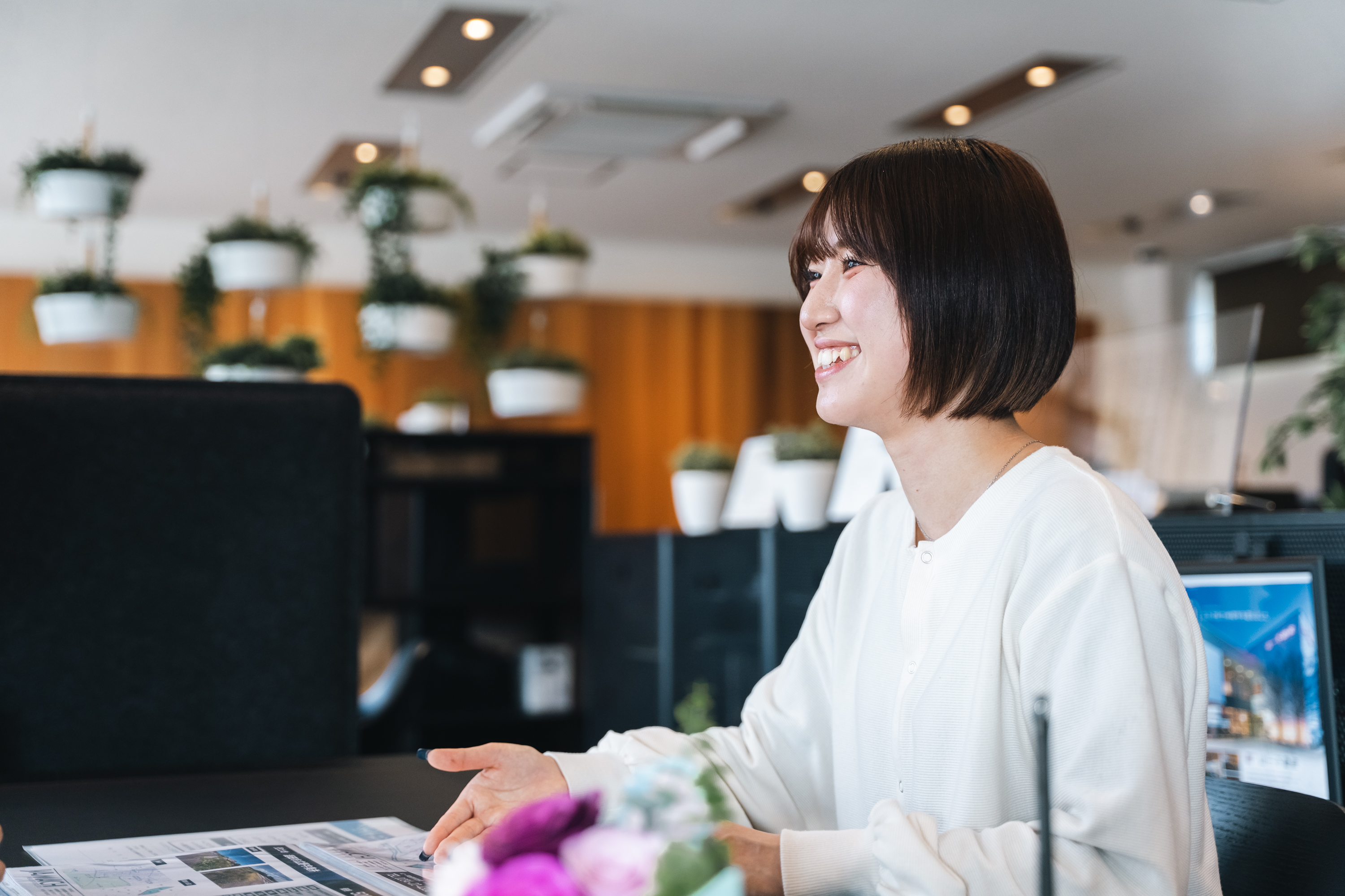 店内で資料を広げながら案内するスタッフ