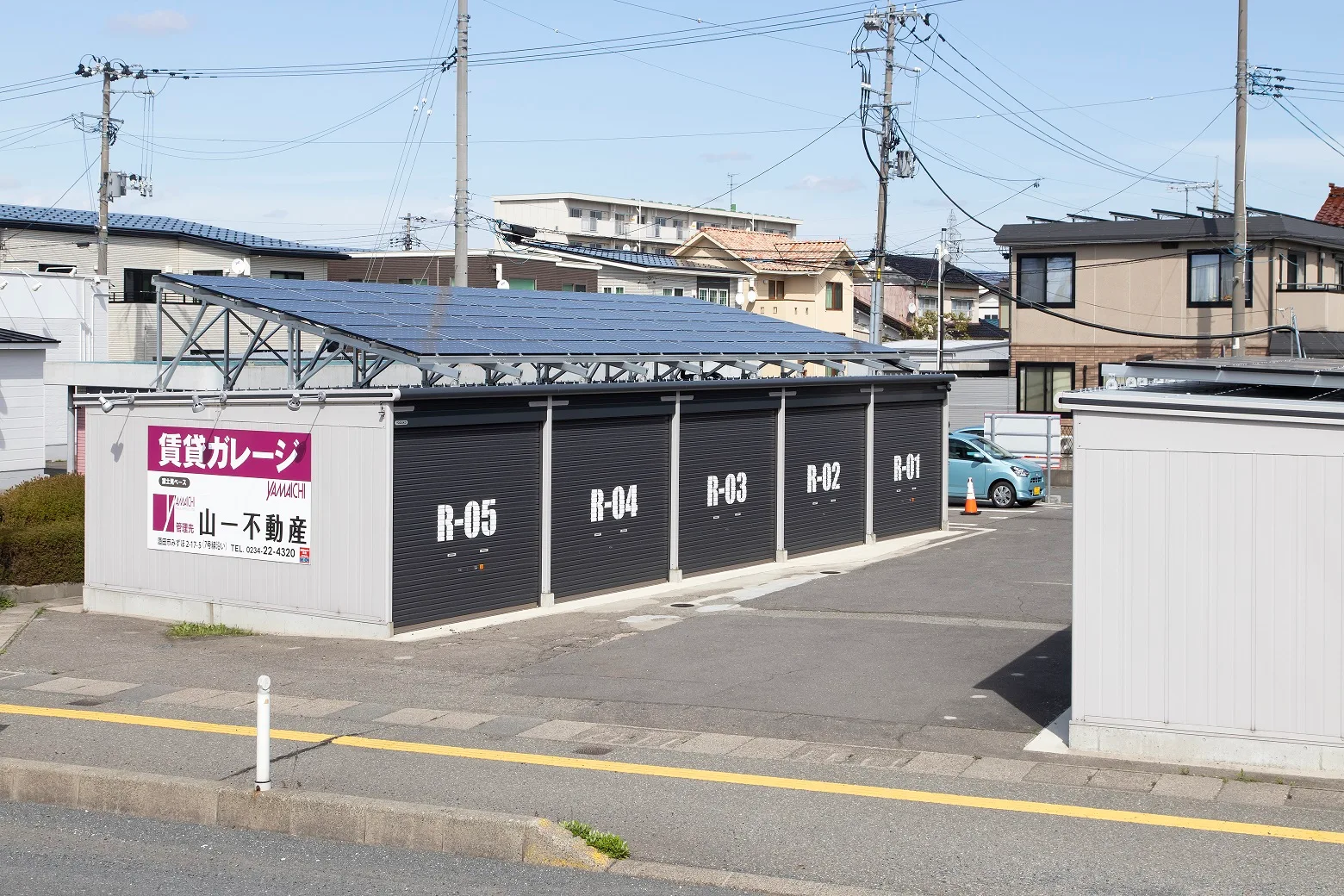 R-01からR-05の番号が入った黒いシャッターと屋根の太陽光パネル